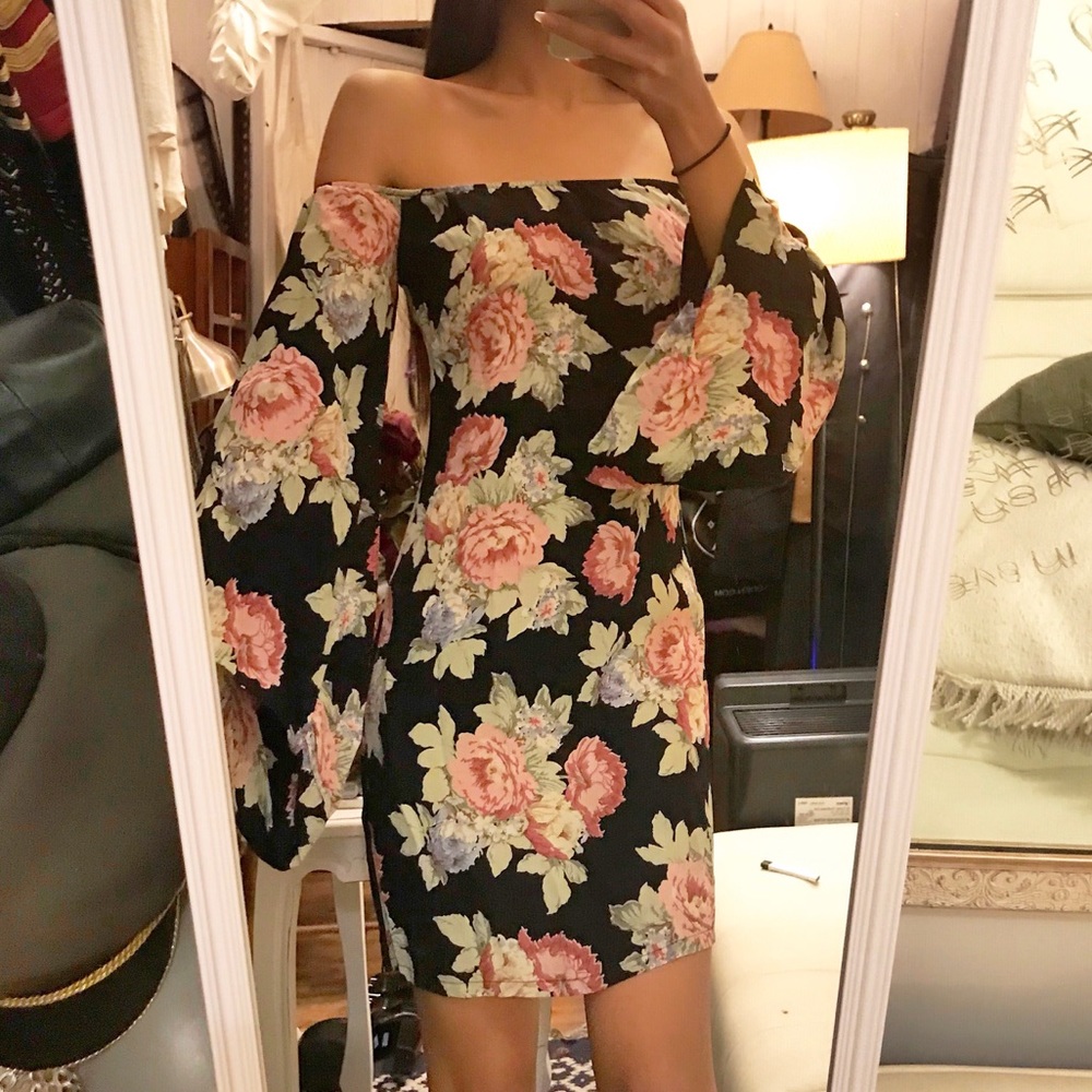 ❌SOLD❌ Reformation Casanova Off Shoulder Dress 2 - Picture 2 of 8